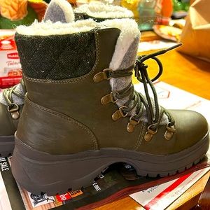 Never worn size 7 women’s brown lace up boot with lining Maurice’s